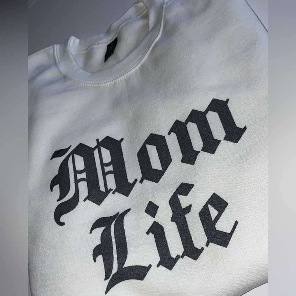 White 'Mom Life' Sweatshirt